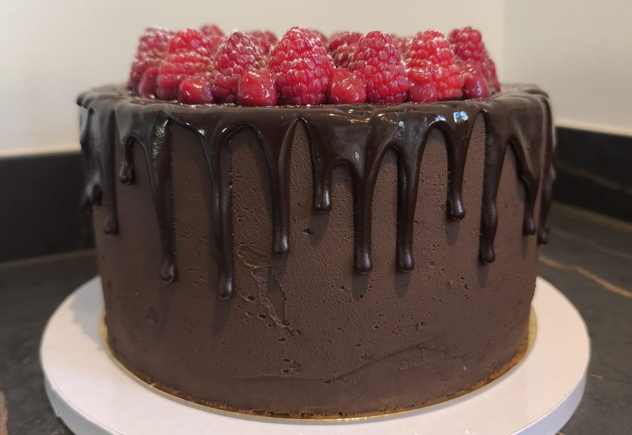 Layer cake au chocolat et framboises fraîches réalisé par L'InStand Gourmand